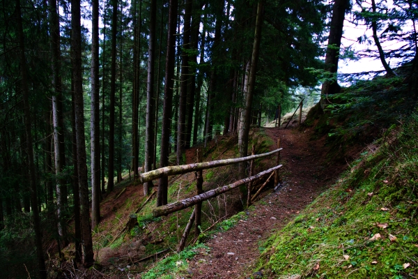 Aussichtsreiche Hügellandschaft mit Historie