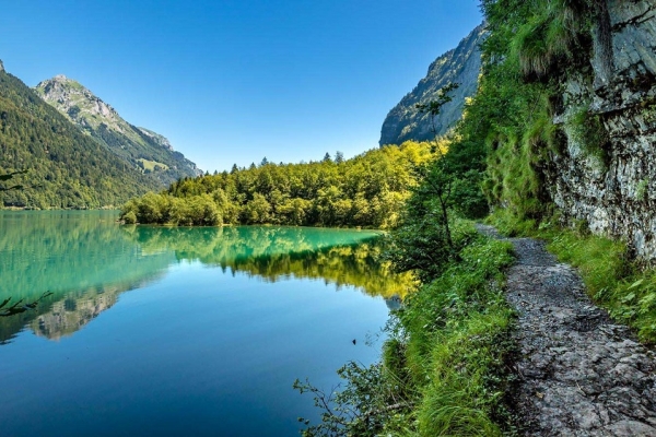 Vom Staldengarten zum idyllischen Klöntalersee