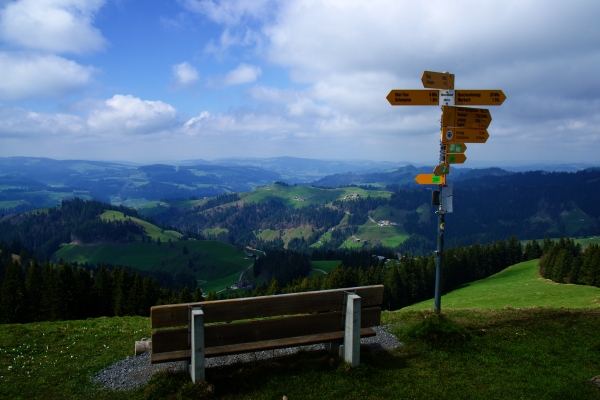 Aussichtsreiche Hügellandschaft mit Historie