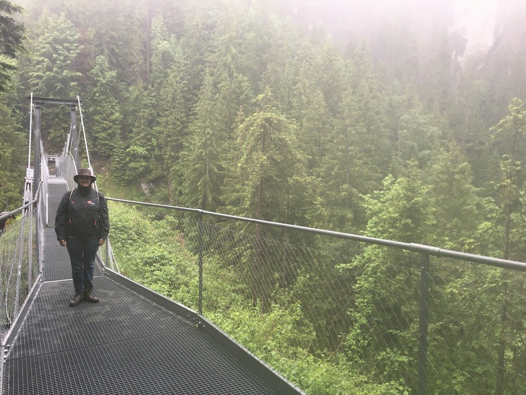 Kantonsrätin Hella Schnider auf der Hängebrücke Chessiloch