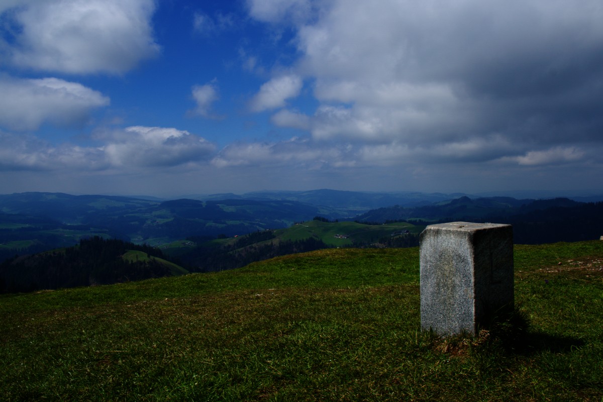 Grenzstein am Grenzpfad Napfbergland. Foto: Ramona Fischer