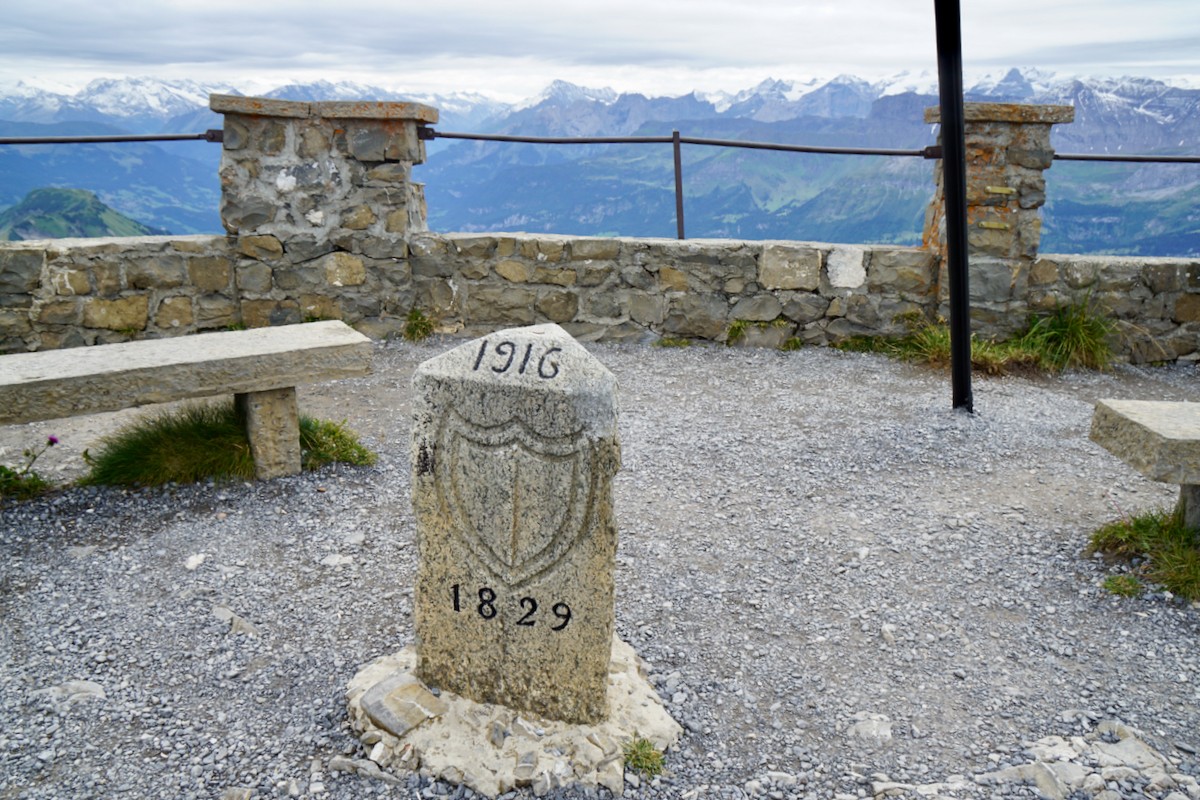 Grenzstein auf dem Gipfel des Brienzer Rothorns.