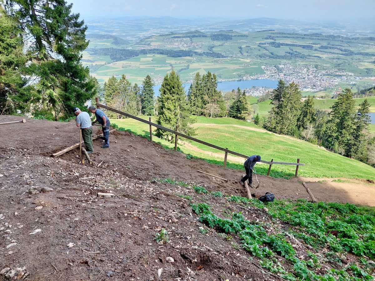 Der Bautrupp stellt die Entwässerung des Wanderwegs oberhalb der Räbalp sicher. Foto: Adrian Wüest