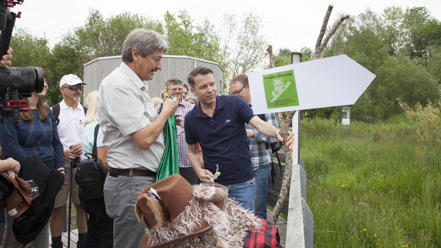 Präsentation des weissen Wegweisers mit grünem Inlet bei der Eröffnung 2019.