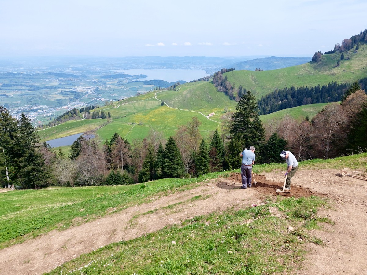 Der Bautrupp stellt die Entwässerung des Wanderwegs oberhalb der Räbalp sicher. Foto: Adrian Wüest