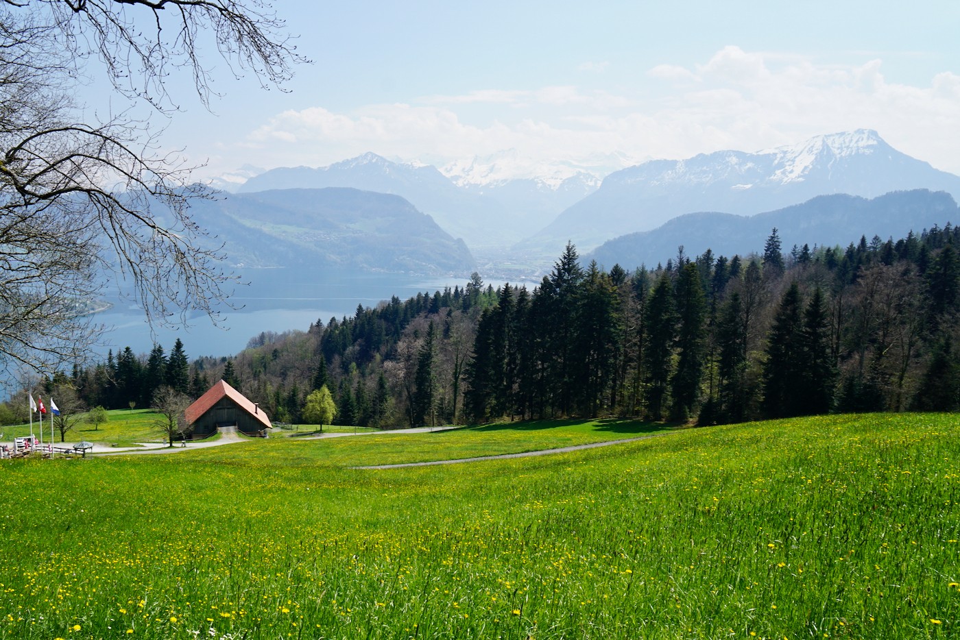 Aussicht vom Schwendelberg auf Vierwaldstättersee und Stanserhorn (rechts mit Schnee).